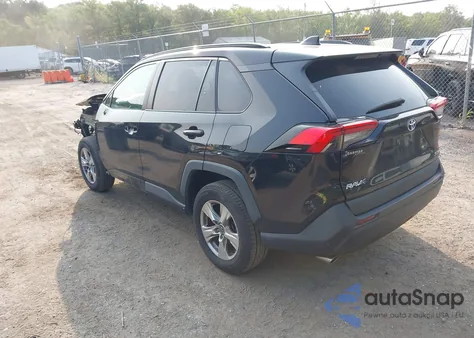 2021 Toyota Rav4 Xle z USA, uszkodzony, nr VIN 2T3P1RFV8MW157358
